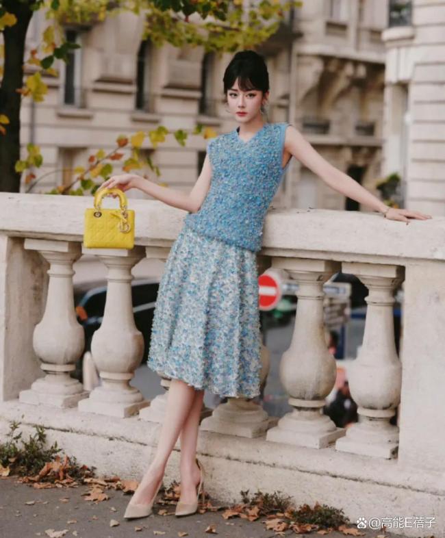 复古造型惊艳巴黎时装周新葡京迪丽热巴 芭比娃娃