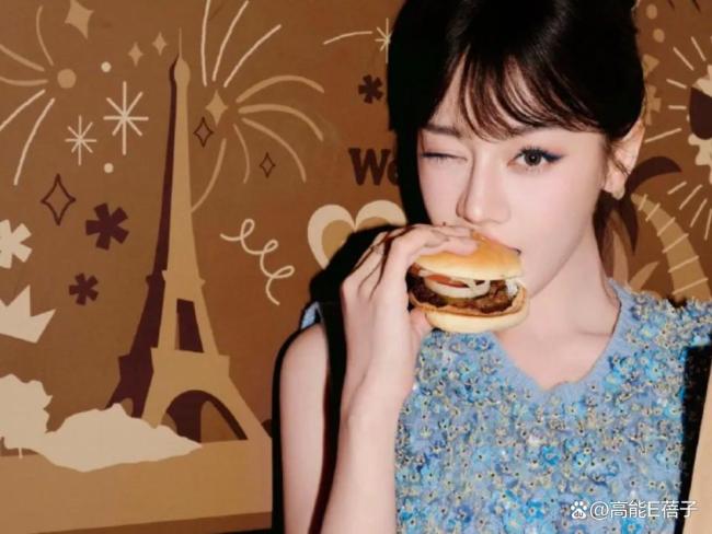 复古造型惊艳巴黎时装周新葡京迪丽热巴 芭比娃娃(图3)