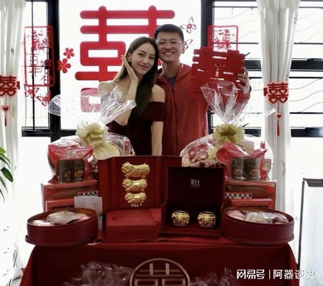结婚！各种金器摆满桌子老公样貌曝光新葡京娱乐28岁TVB长腿女神宣布(图3)